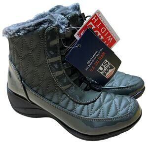 Khombu Women's Molly Slip On Snow Boots Olive Size 5W Brand New In Box